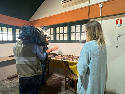 Professora de História da UFSM Maria Medianeira Padoin acompanha a cobertura jornalística dos achados arqueológicos.