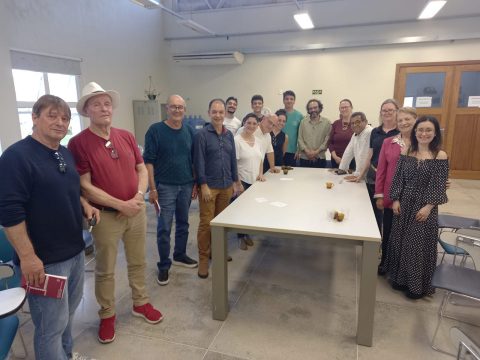 Reunião com o IPHAN – Prefeito Municipal de Dona Francisca na época, Olavo Cassol, Proprietário da Área do Sitio Arqueológico Dirceu Marzari, Prefeito de Faxinal do Soturno na época Clovis Montagner, Prefeito de São Joao do Polêsine na época Matione Sonego, Arqueóloga do IPHAN Grasiela Teobaldi Toledo, Professor de Arqueologia da UFSM André Soares, Arqueóloga do IPHAN Sara Teixeira Munareto, Diretor do Geoparque Quarta Colônia UNESCO Victor Mafini, Graduandos de História Vinicius Santos e Matheus Xavier, Superintendente do IPHAN no RS Rafael Passos, Vice-prefeita de Dona Francisca na época Marizanda Schio, Professor de Arquivologia da UFSM Jorge Cruz, Professora de História da UFSM Maria Medianeira Padoin, Secretaria Executiva do CONDESUS Quarta Colônia Valserina Gassen, além da Produtora Cultural e Mestranda em Patrimonio Cultural da UFSM Ariane Gassen Vargas.