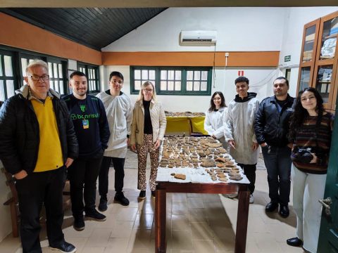 Secretário Municipal de Cultura de Dona Francisca na época da descoberta do sítio arqueológico Ricardo Zimmer, Pesquisadores e Equipe de Jornalismo da UFSM.