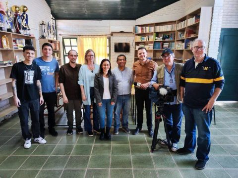 Equipe da UFSM – Graduandos em História Vinicius Pasa Pereira dos Santos e Matheus Garcia Xavier, Professores de História Carlos Eduardo Pissani e Maria Medianeira Padoin, Mestranda em Patrimônio Cultural Ariane Gassen Vargas, Professor de Arquivologia Jorge Cruz, junto Equipe da RBS TV - repórter Maurício Rebelatto e cinegrafista, além do Secretário Municipal de Cultura de Dona Francisca na época, Ricardo Zimmer.